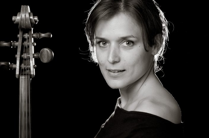 Casting : Catherine "Gazelle" LeSaunier -Choral Maestro cello player, KW: Artiste, Musicien, Noir & Blanc