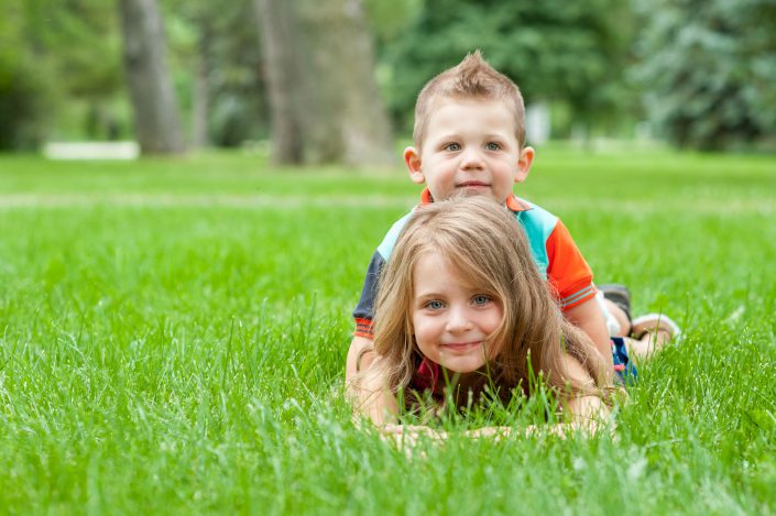 Famille : Dans l'herbe -, KW: Frère, soeur, Parc
