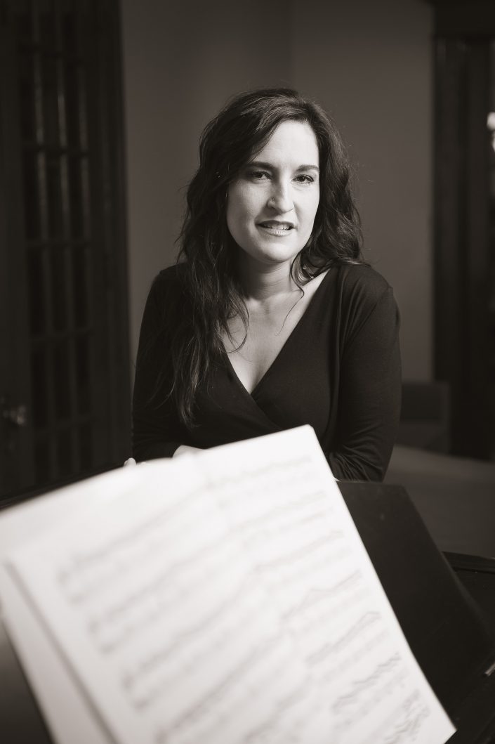 Casting : Roseline Blain - Pianist & choral maestro, KW: Artiste, Musicien, Noir & Blanc