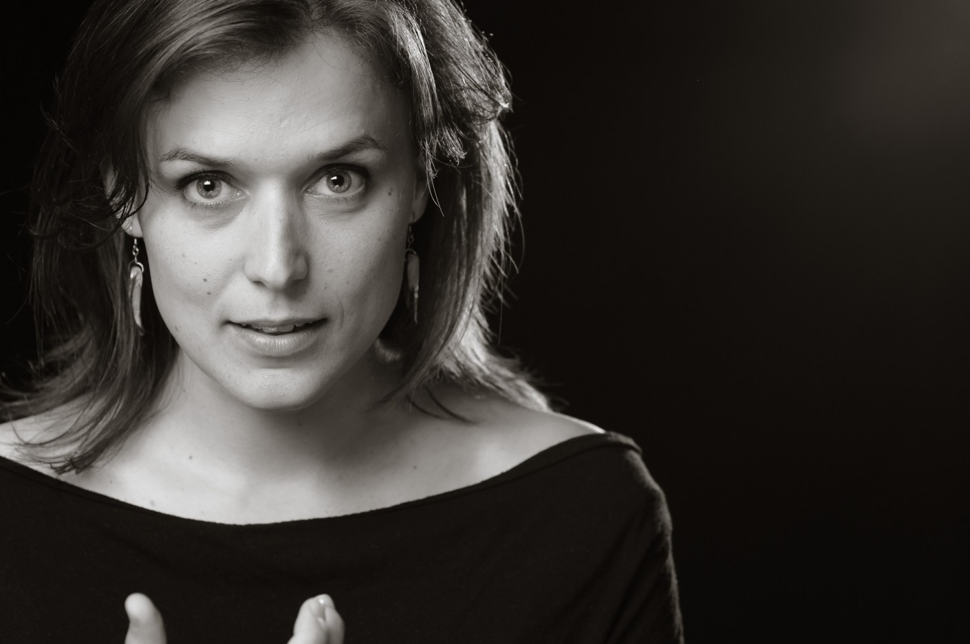 Casting : Catherine "Gazelle" LeSaunier -, KW:  Artiste, Cheveux bruns, FondNoir, Fonds, Musicien, Noir & Blanc, Physique
