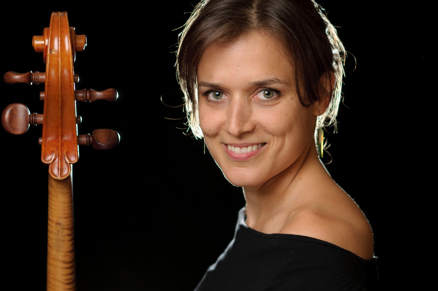 Casting : Catherine "Gazelle" LeSaunier -, KW:  Artiste, Cheveux bruns, FondNoir, Fonds, Musicien, Physique