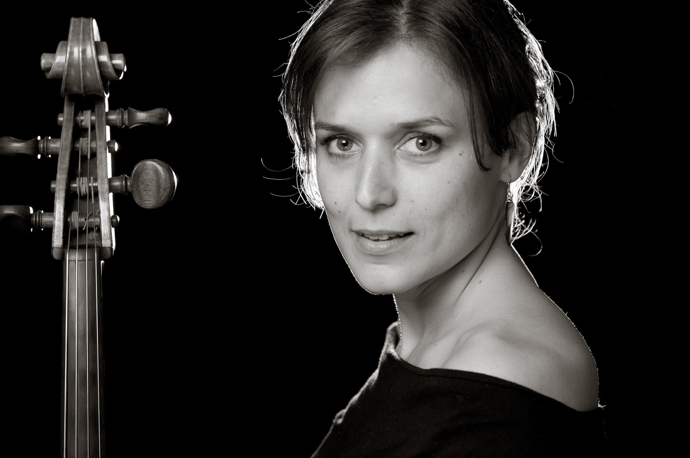 Casting : Catherine "Gazelle" LeSaunier -Choral Maestro  & violoncelliste, KW:  Artiste, Musicien, Noir & Blanc